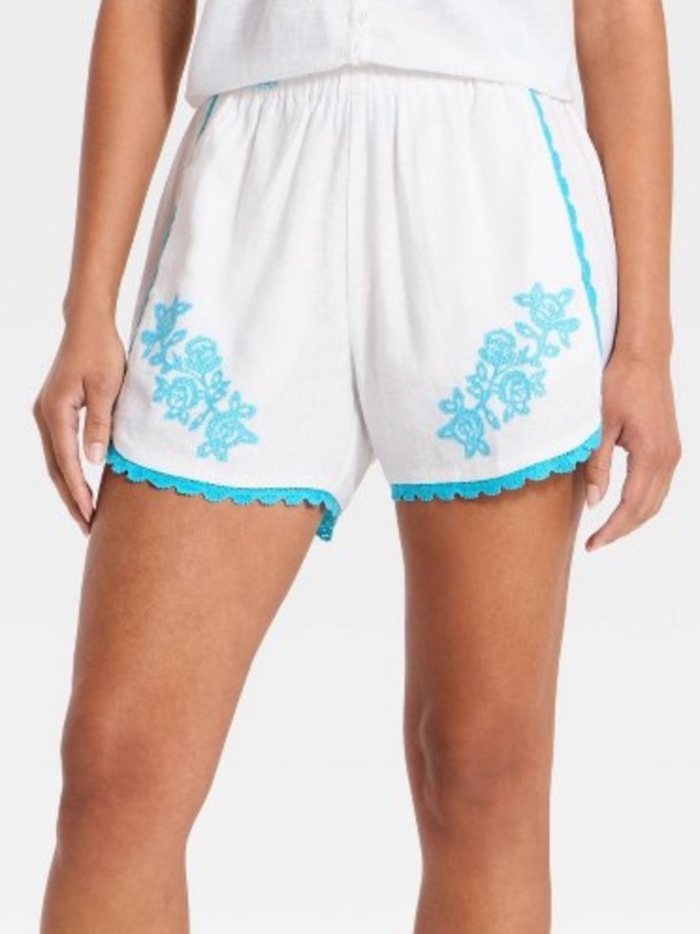 Universal Thread White regular rise embroidered pull on shorts white &blue NWT x